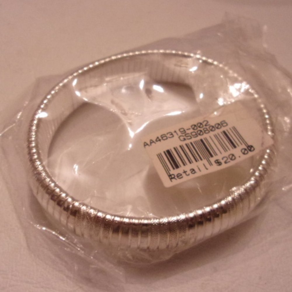 NWT LOVELY SILVER BRACELET. TUB2-1